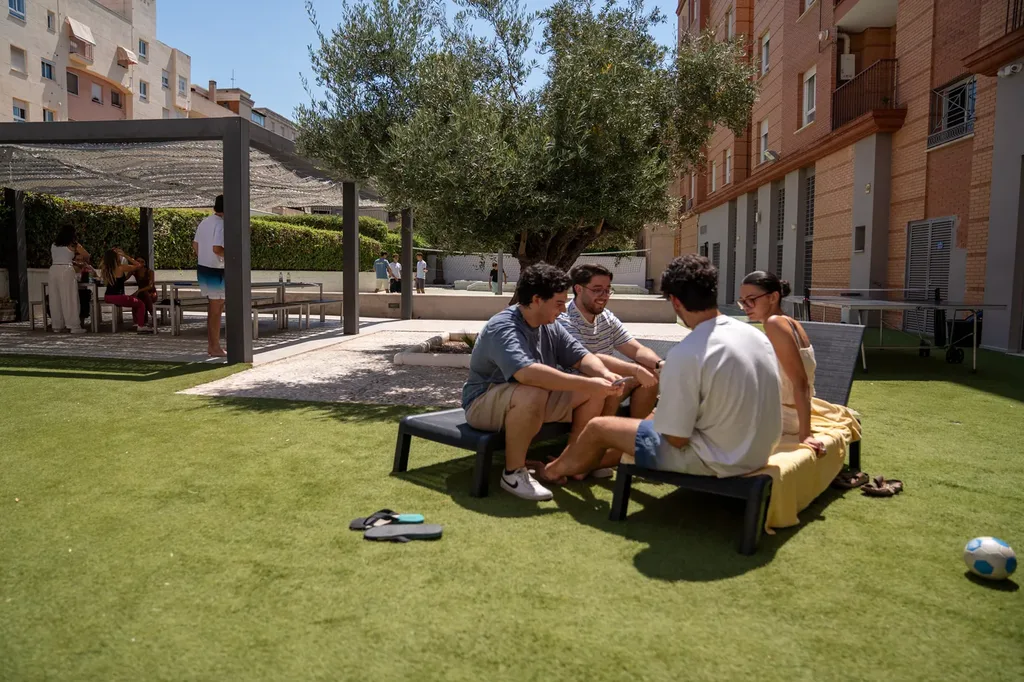 Terraza de la residencia en una tarde de convivencia